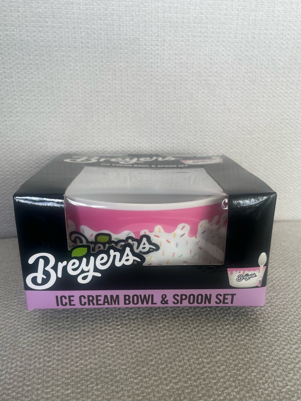 NIB pink and white Breyers Ice Cream Bowl & Spoon Set. Material: Lightweight pla